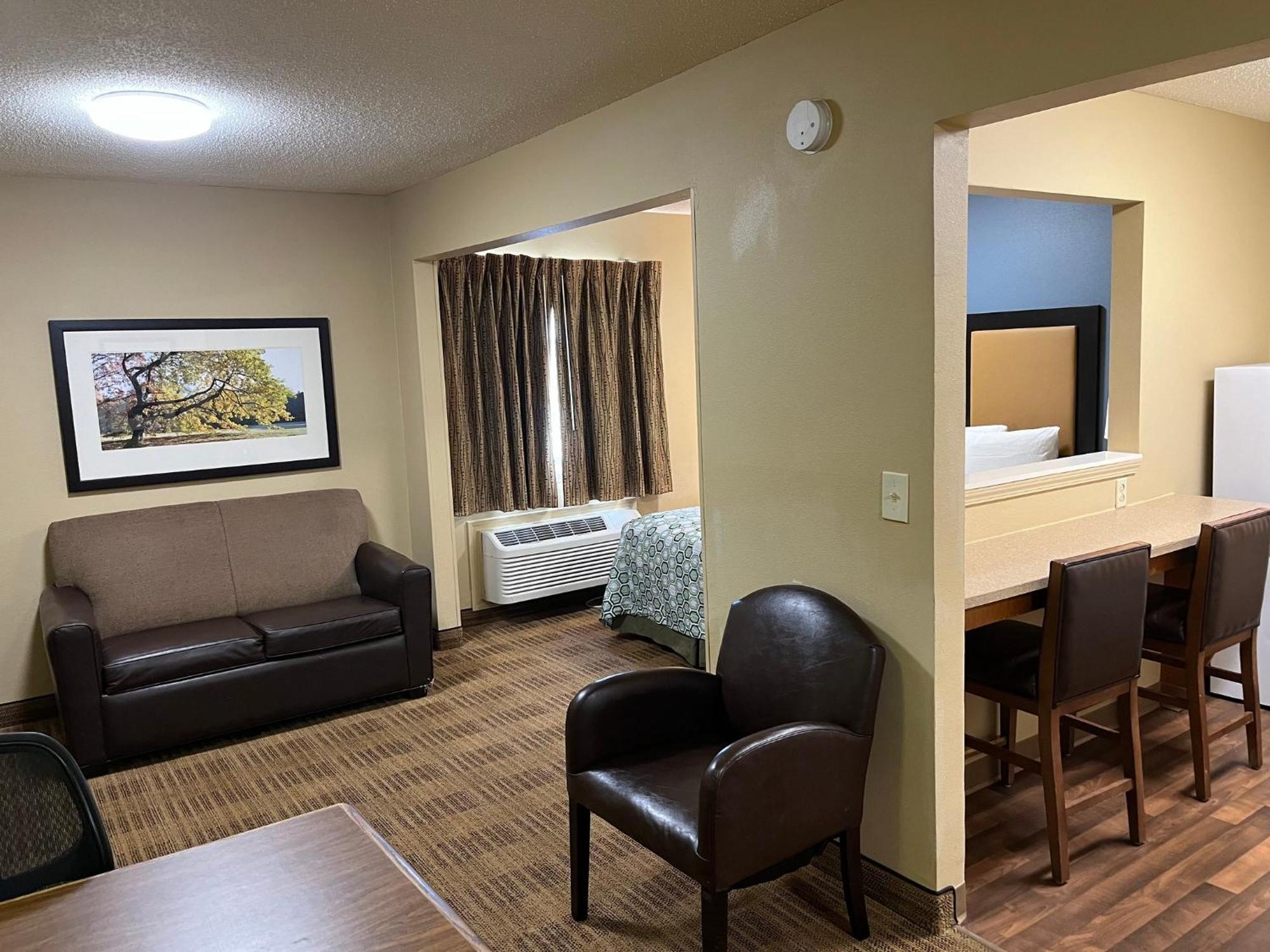 Hometowne Studios And Suites By Red Roof Greensboro Luaran gambar