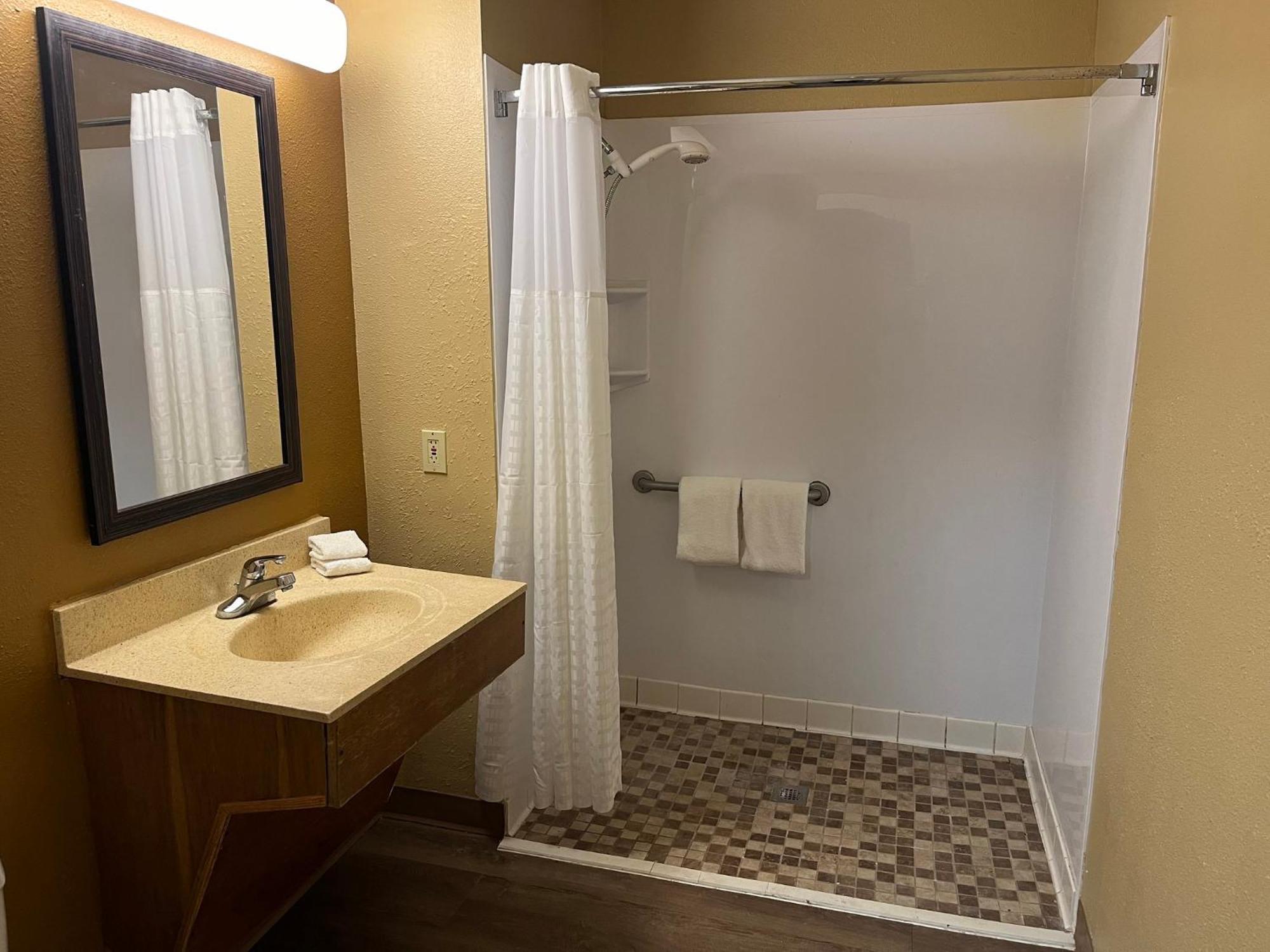 Hometowne Studios And Suites By Red Roof Greensboro Luaran gambar