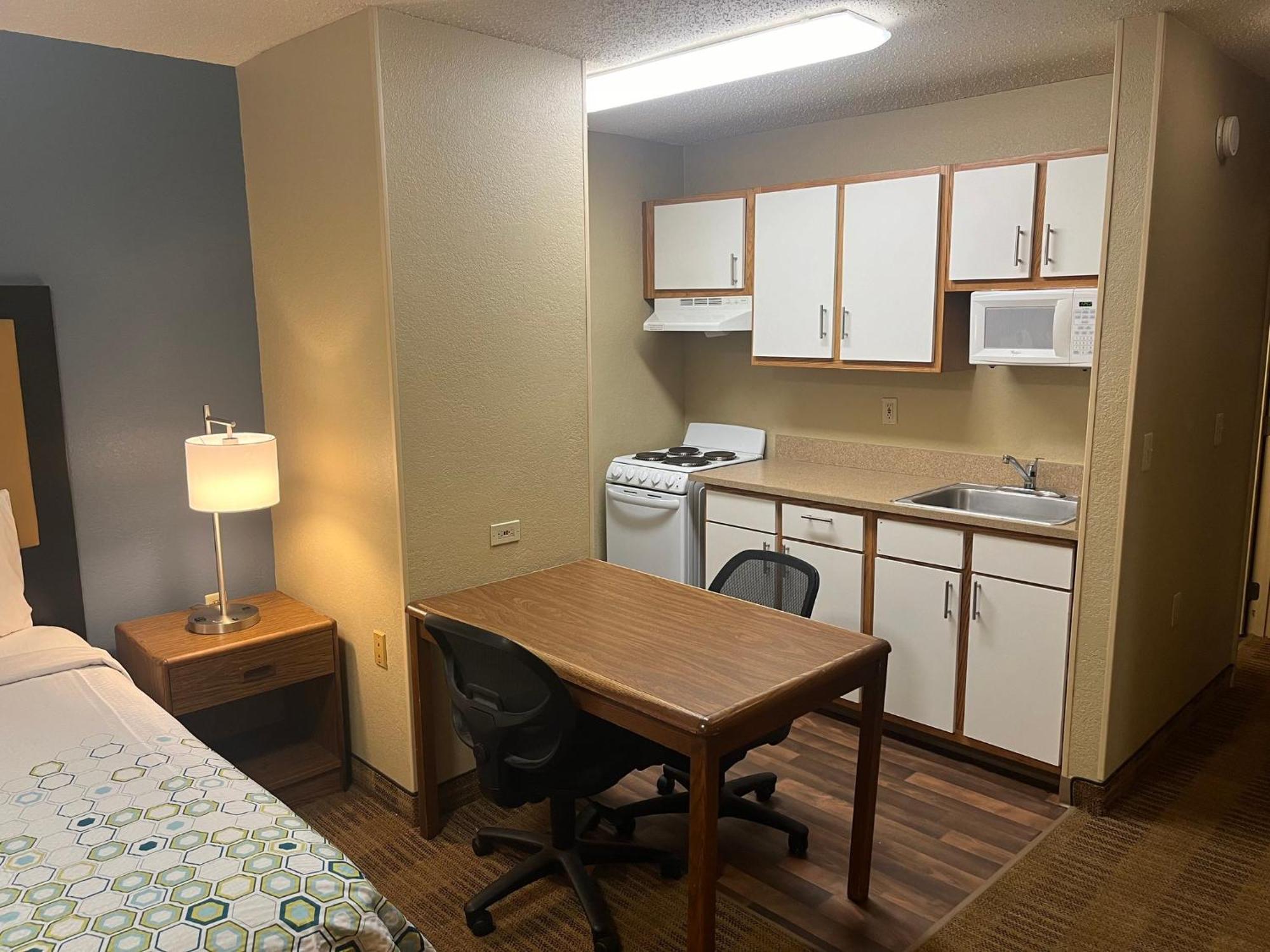 Hometowne Studios And Suites By Red Roof Greensboro Luaran gambar