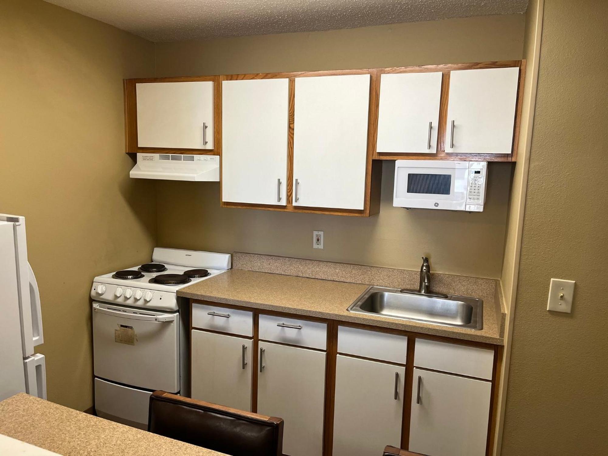 Hometowne Studios And Suites By Red Roof Greensboro Luaran gambar