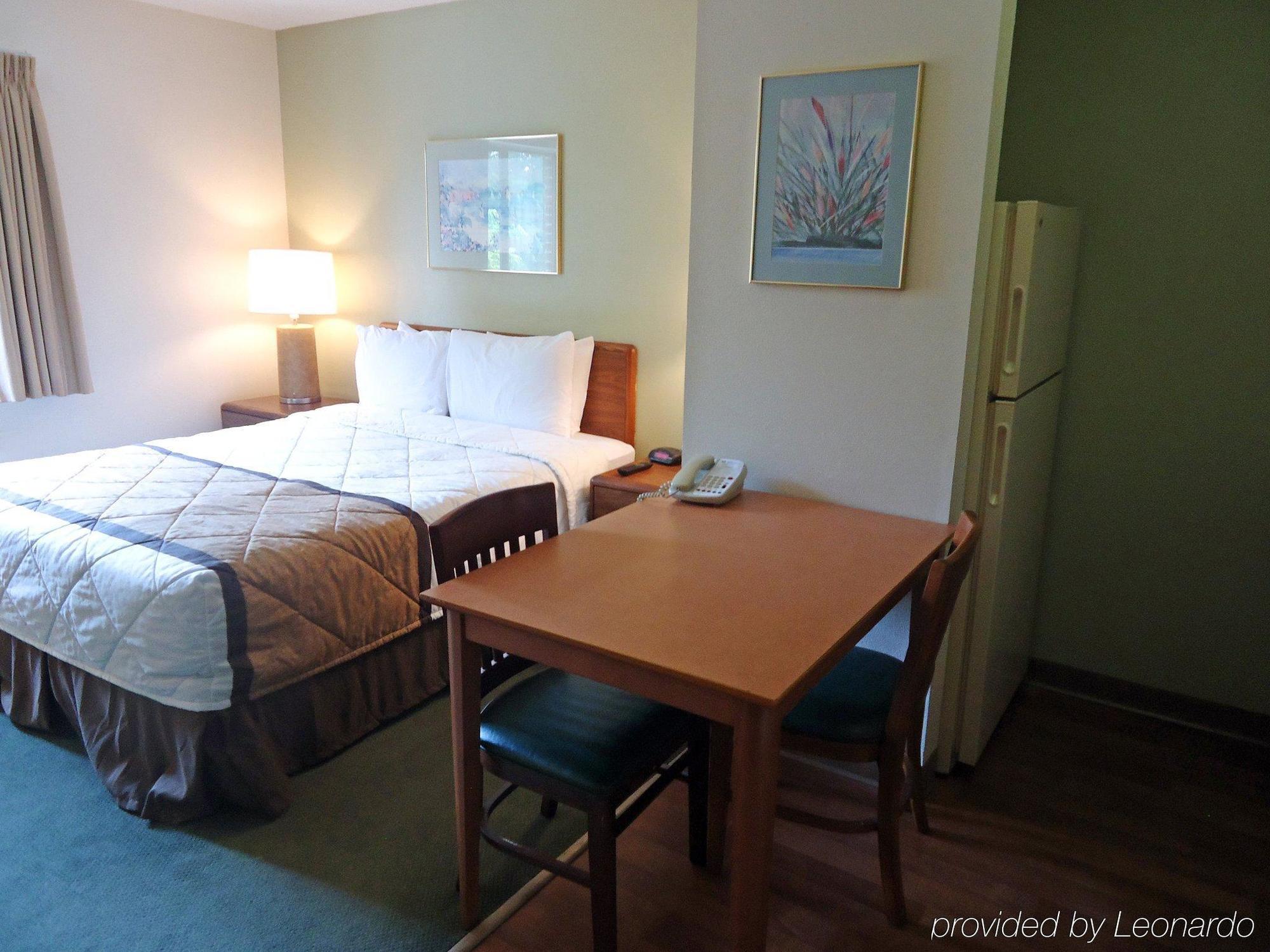 Hometowne Studios And Suites By Red Roof Greensboro Luaran gambar