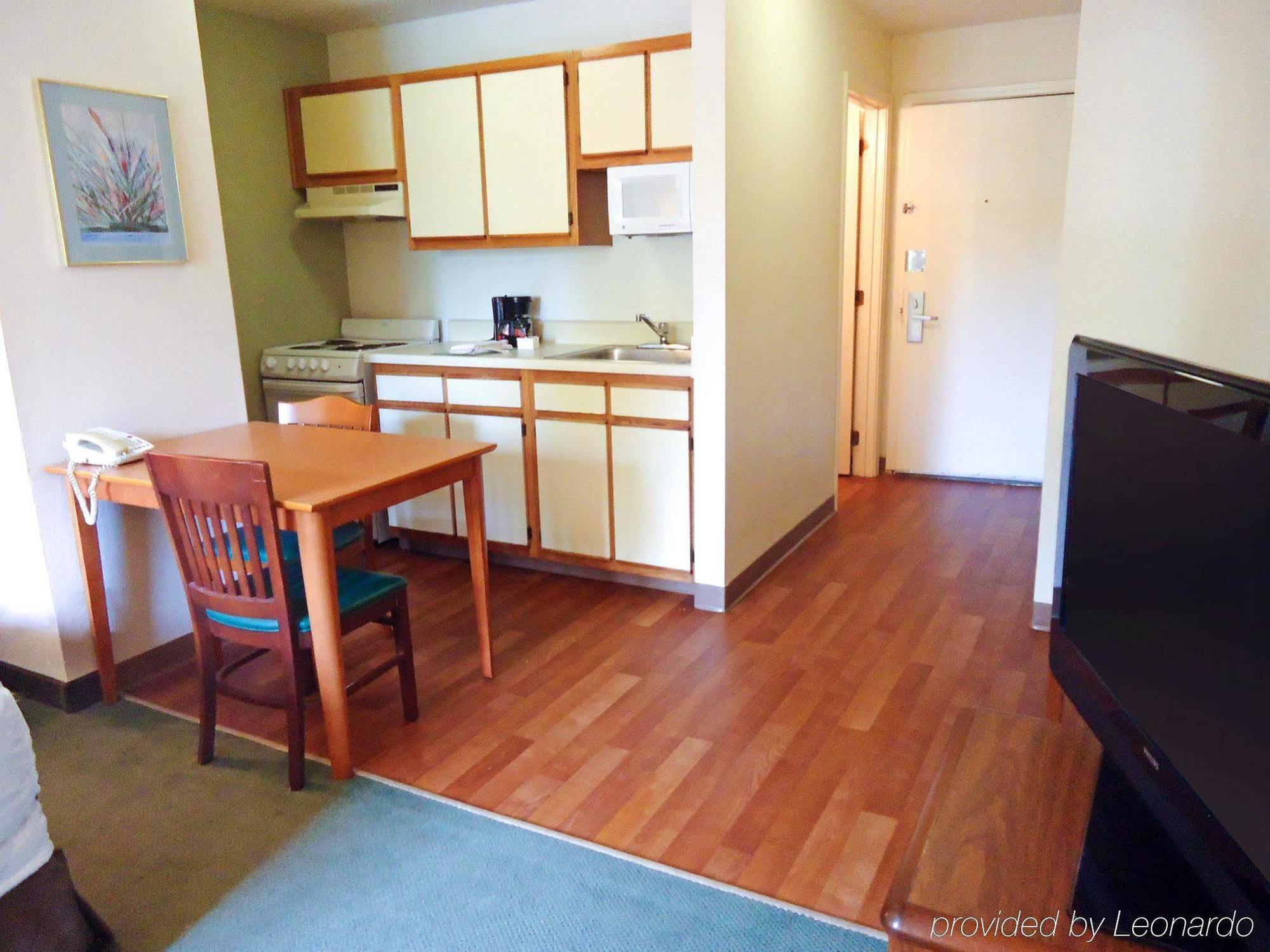 Hometowne Studios And Suites By Red Roof Greensboro Luaran gambar